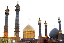 پرچم گنبد حرم حضرت معصومه(س) به عتبات حضرت زینب(س) و حضرت رقیه(س) اهدا شد