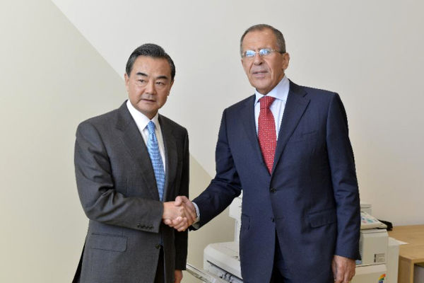 وزیر خارجه چین: مشتاق کمک به روسیه برای حل مشکلات اقتصادی آن هستیم