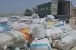 محموله ۱۵ میلیارد ریالی پوشاک در بندر خمیر توقیف شد