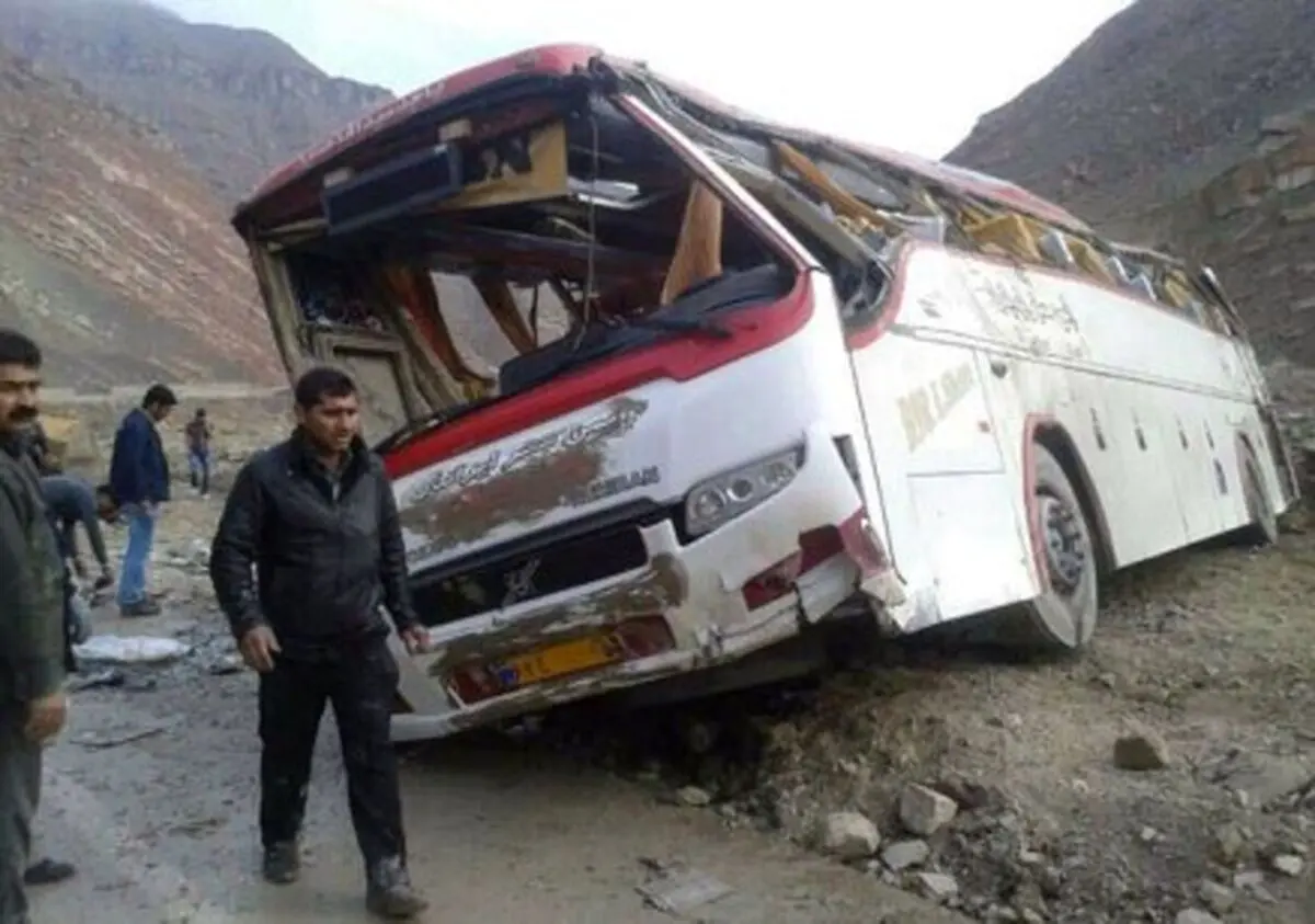 واژگونی یک دستگاه اتوبوس مسافربری در استان فارس دو کشته و ۱۲ مجروح برجای گذاشت