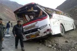 واژگونی یک دستگاه اتوبوس مسافربری در استان فارس دو کشته و ۱۲ مجروح برجای گذاشت