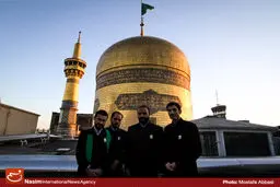 گزارش تصویری:: تعویض پرچم گنبد حرم مطهر امام رضا(ع)