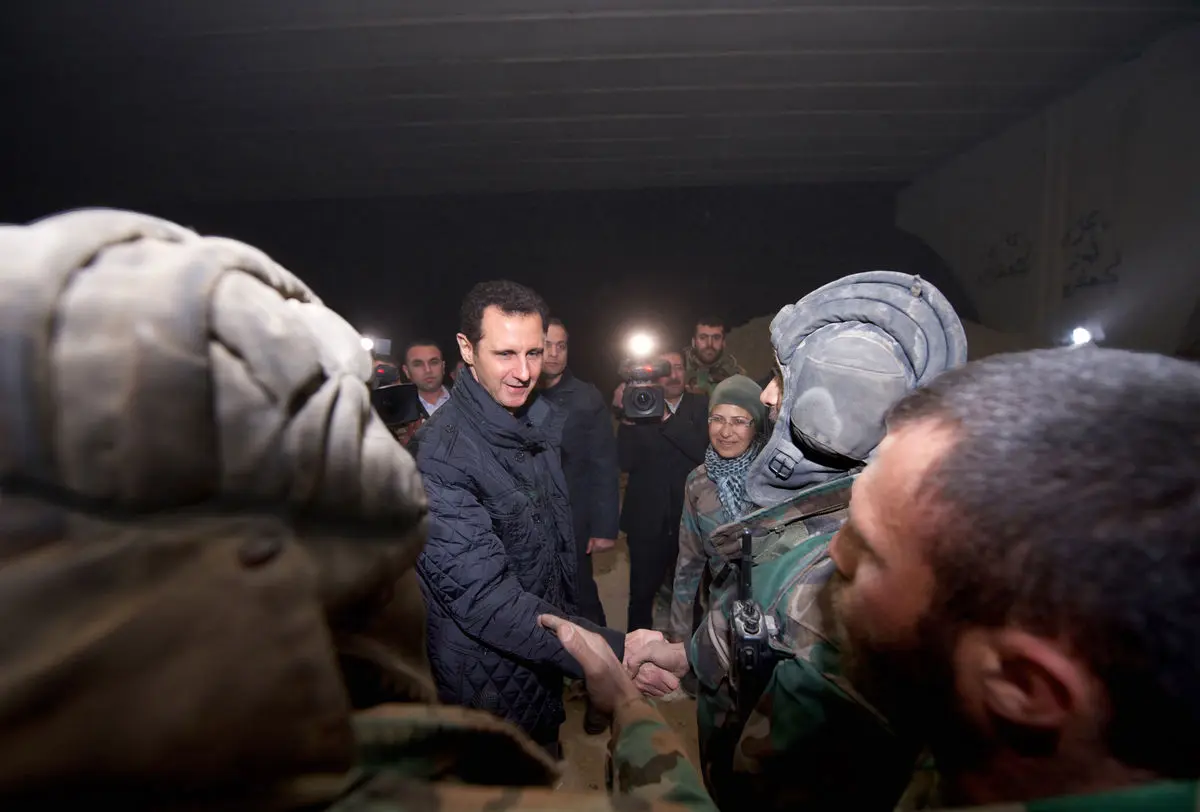 بشار اسد شب گذشته به مناسبت سال نو میلادی با نظامیان سوری در منطقه "جوبر" دیدار کرد