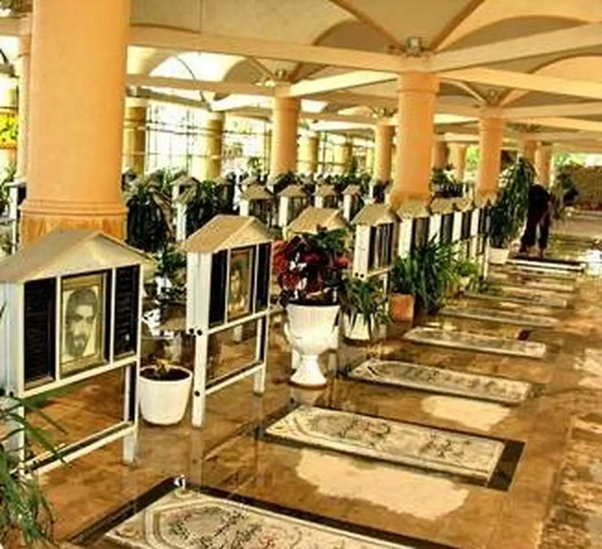 مدیرکل بنیاد شهید تهران بزرگ به دیدار خانواده شهیدان "موسیسیان" رفت