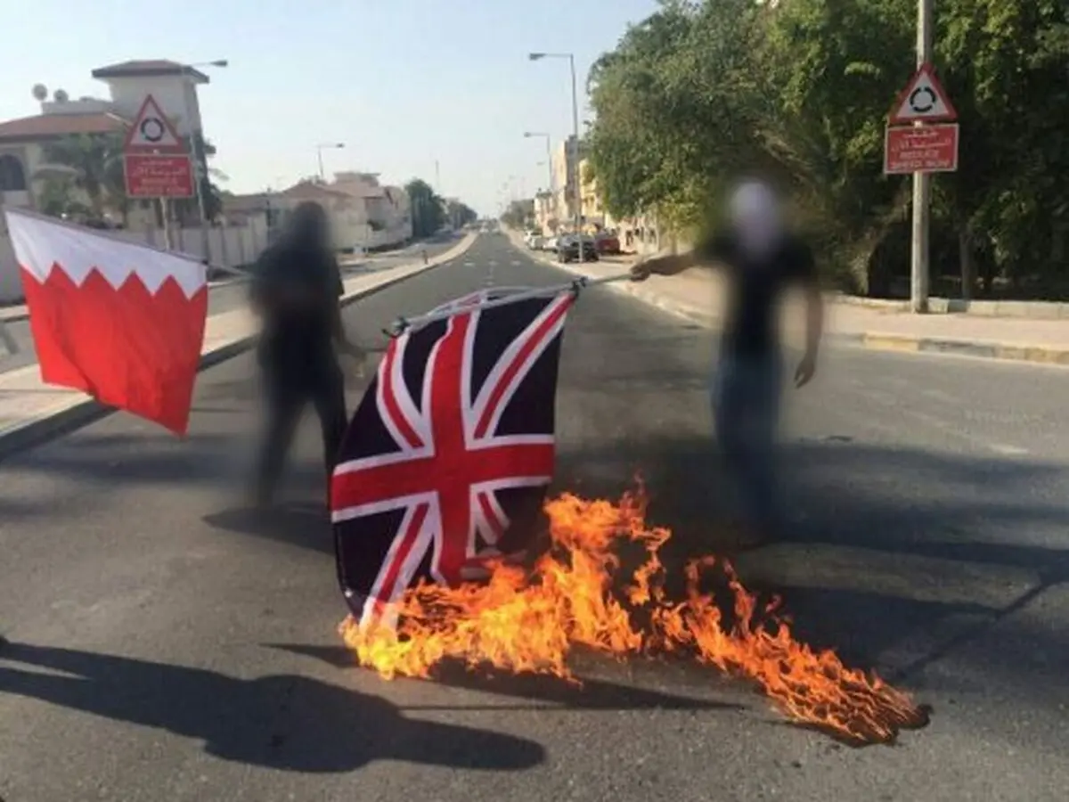 پرچم انگلیس در بحرین به دلیل حمایت لندن از بازداشت‌های آل‌خلیفه به آتش کشیده شد