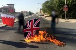 پرچم انگلیس در بحرین به دلیل حمایت لندن از بازداشت‌های آل‌خلیفه به آتش کشیده شد