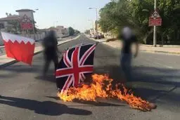پرچم انگلیس در بحرین به دلیل حمایت لندن از بازداشت‌های آل‌خلیفه به آتش کشیده شد