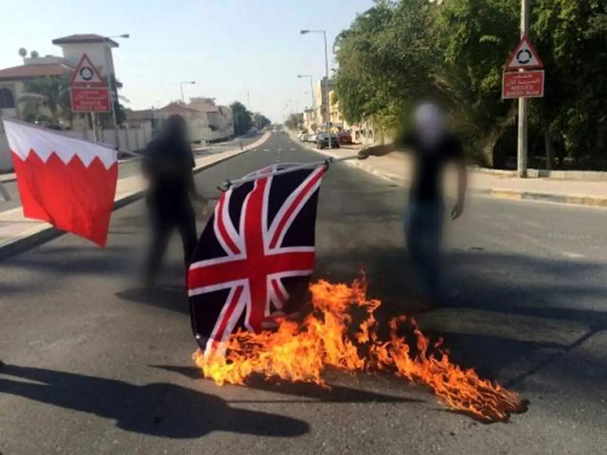 پرچم انگلیس در بحرین به دلیل حمایت لندن از بازداشت‌های آل‌خلیفه به آتش کشیده شد