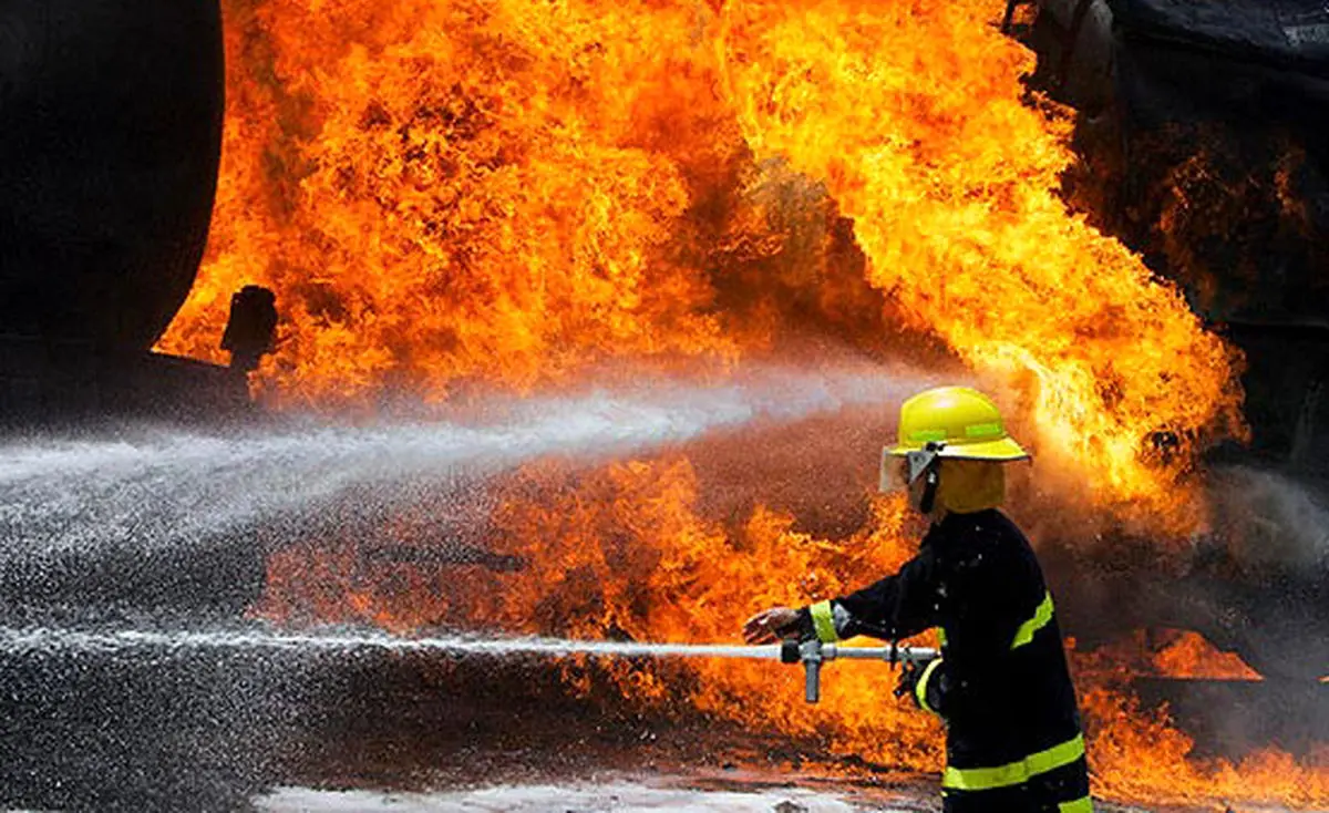 دو انبار بزرگ شرکت راه‌آهن در آتش سوخت