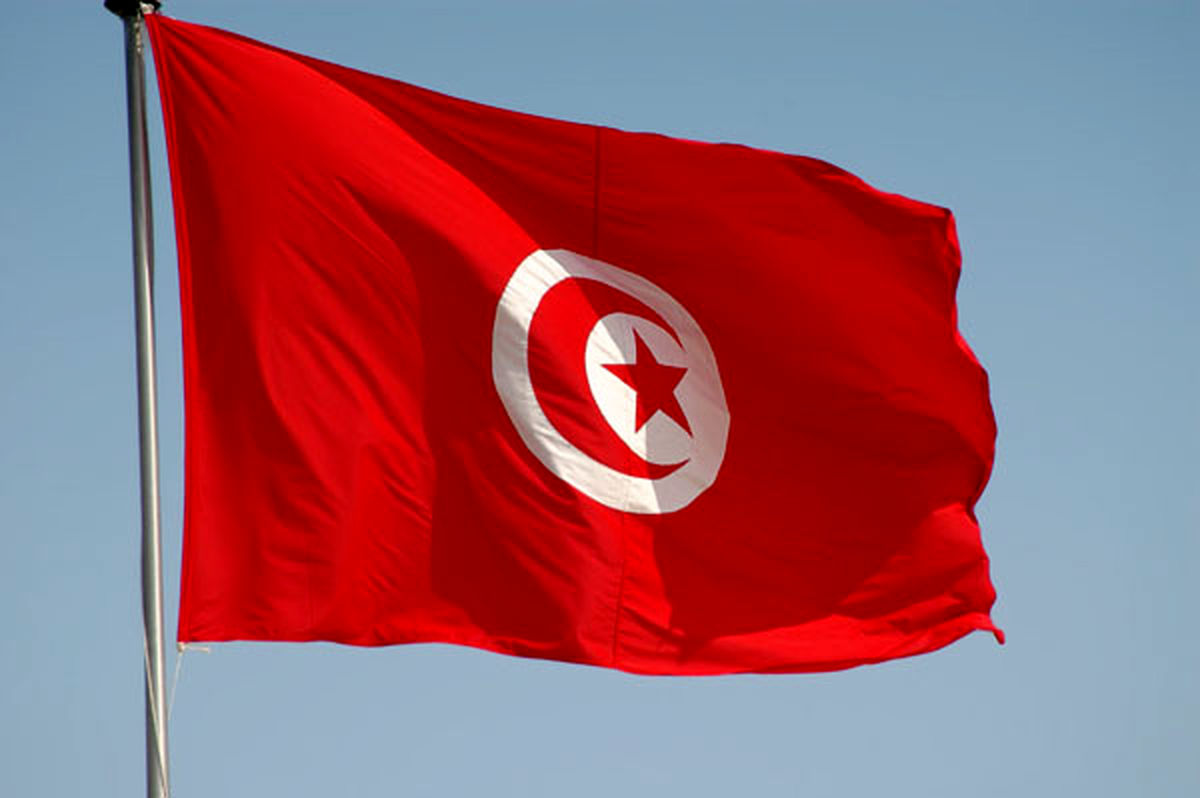 یک مامور پلیس تونس با سلاح سرد هدف حمله شورشیان قرار گرفت