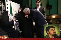 مادر شهیدان جنیدی به نمایندگی عماری‌ها از صادق آهنگران تقدیر کرد