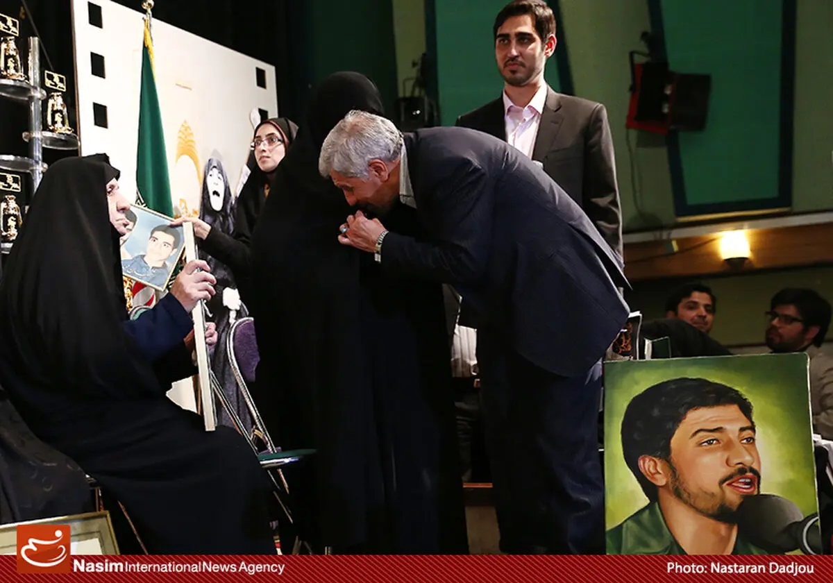 مادر شهیدان جنیدی به نمایندگی عماری‌ها از صادق آهنگران تقدیر کرد