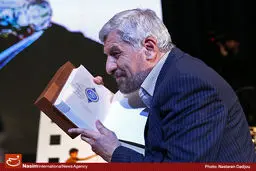 قرآنی با دستخط رهبر معظم انقلاب به صادق آهنگران اهدا شد