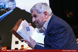 قرآنی با دستخط رهبر معظم انقلاب به صادق آهنگران اهدا شد