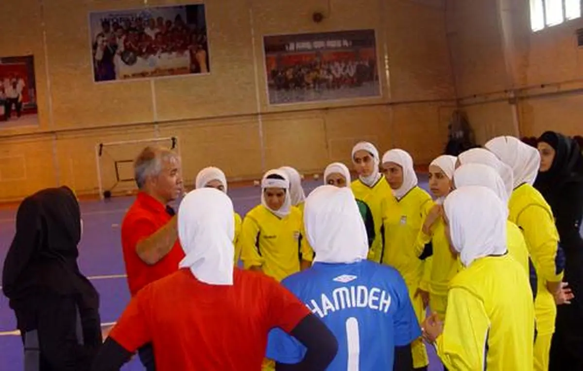 سرمربی تیم ملی فوتسال بانوان: بازیکنان در بازی‌های تدارکاتی محک می‌خورند