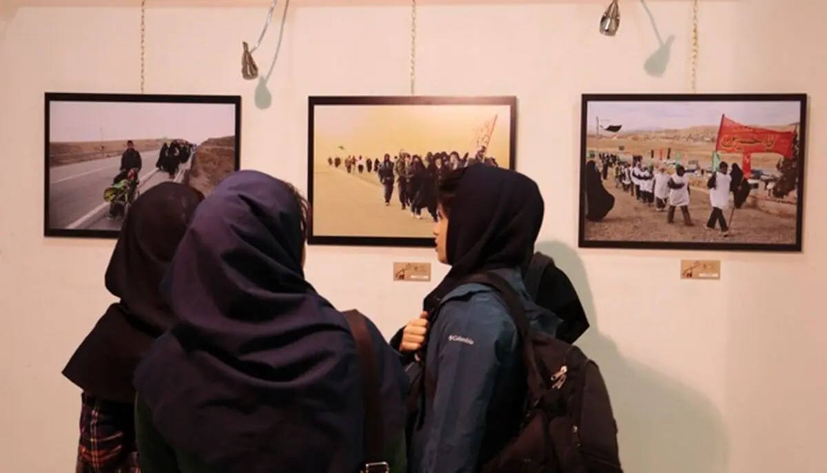 نمایشگاه عکس "هشتمین منزل" با موضوع کاروان‌های پیاده دهه آخر صفر در مشهد برپا شد