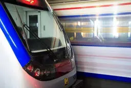 فرد مصدوم از زیر چرخ‌های آهنین مترو نجات یافت