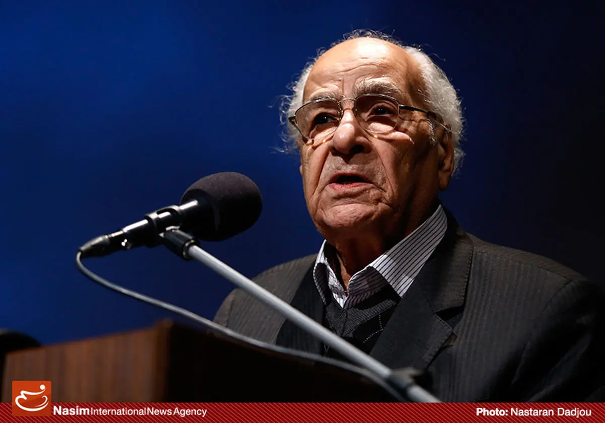 " انتشار اشعار ایرانی در سایر کشورها به خاطر زحمات علیرضا قزوه و موسوی گرمارودی است"