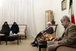 خانواده شهید احمدی روشن با آیت‌الله جنتی دیدار کردند