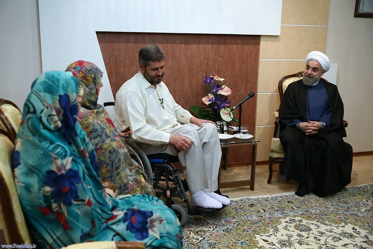 روحانی: خدمت به ایثارگران و جانبازان و خانواده آنان افتخار دولت است