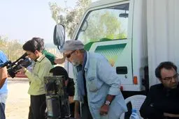 مدیر شبکه یک در قشم به پشت صحنه سریال سیروس مقدم رفت