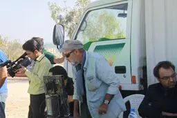 مدیر شبکه یک در قشم به پشت صحنه سریال سیروس مقدم رفت