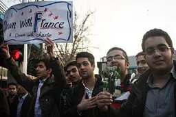 مردم استان کرمانشاه در اعتراض به هتاکی نشریه فرانسوی راهپیمایی می‌کنند