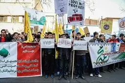 دانش‌آموزان در پی حرمت شکنی به ساحت پیامبر مقابل سفارت فرانسه تجمع کردند