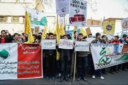 دانش‌آموزان در پی حرمت شکنی به ساحت پیامبر مقابل سفارت فرانسه تجمع کردند