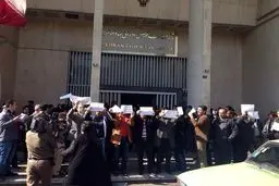 تجمع سهامداران معترض در مقابل تالار شیشه‌ای و توضیحات مسئولان بورس اوراق بهادر