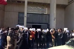تجمع سهامداران معترض در مقابل تالار شیشه‌ای و توضیحات مسئولان بورس اوراق بهادر