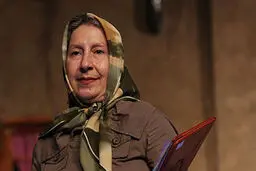 یزدان‌بخش به میهمانان تئاتر خوش‌آمد می‌گوید