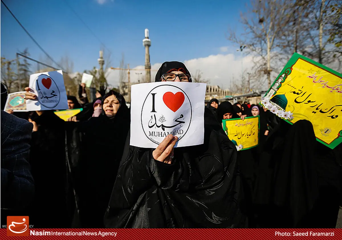 گزارش تصویری:: راهپیمایی نمازگزاران جمعه تهران در اعتراض به اهانت‌ به پیامبر اسلام(ص)