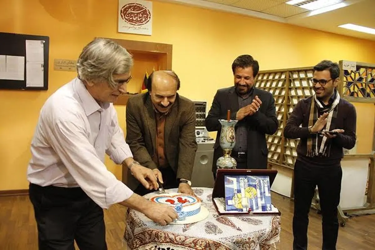هنرمندان تئاتر برای دبیر جشنواره فجر جشن تولد گرفتند