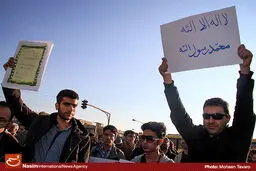 شرکت‌کنندگان در نماز جمعه در اعتراض به هتک حرمت پیامبر اسلام (ص) راهپیمایی کردند