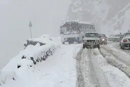 محورهای شش استان کشور با بارش برف و باران همراه شد