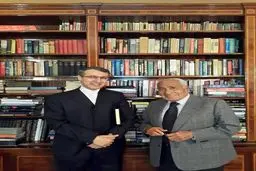 رئیس دفتر حفاظت منافع ایران در مصر
با حسنین هیکل دیدار کرد