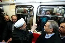 رئیس‌جمهور به مناسبت روز هوای پاک ایستگاه آزادی تا ایستگاه امام علی(ع) را با قطار شهری طی کرد‬