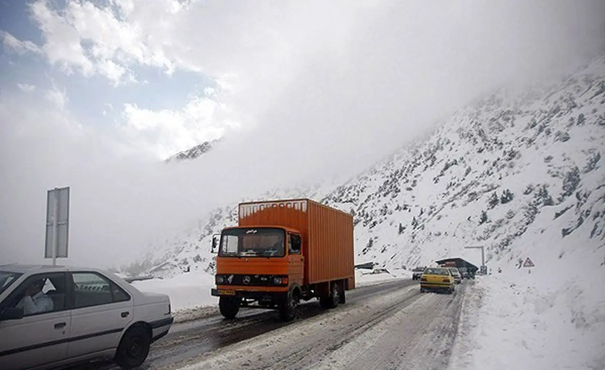 بارش برف در ارتفاعات هراز و فیروزکوه ادامه دارد