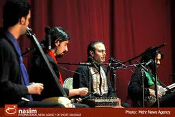 علیرضا قربانی هشتم و نهم بهمن ۹۳ در اهواز می‌خواند