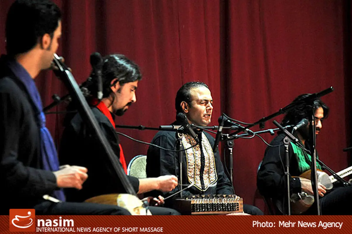 علیرضا قربانی هشتم و نهم بهمن ۹۳ در اهواز می‌خواند