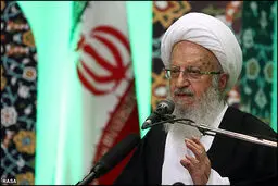 آیت‌الله مکارم شیرازی: دشمن با همه قدرت به دنبال فاسد کردن جامعه اسلامی است