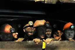 ۵۰۰ معدنچی در پی حمله جنگنده‌‌های ارتش اوکراین به شرق این کشور در زیرزمین محبوس شدند