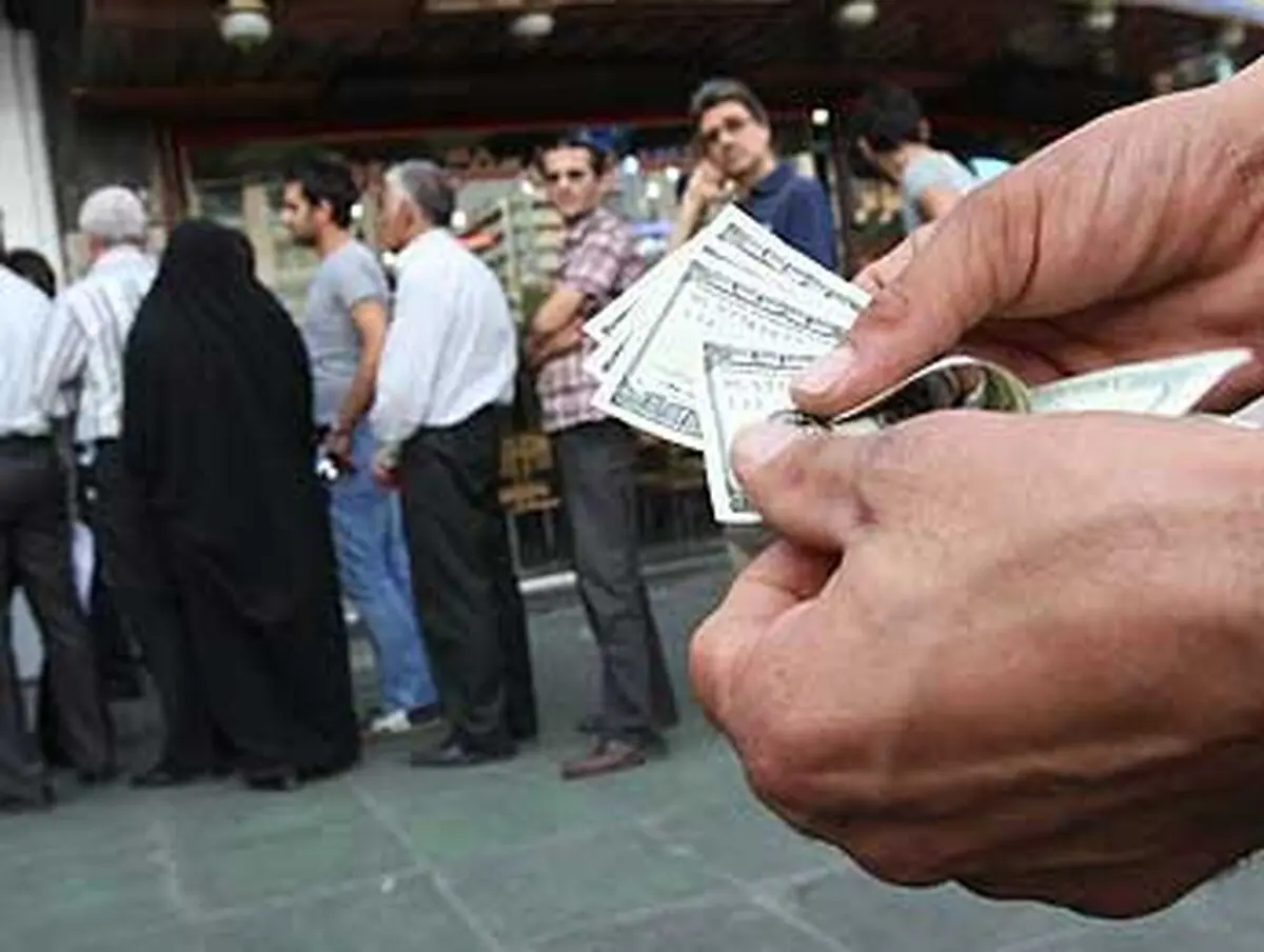 بانک مرکزی بی سرو صدا دلار را  ۱۰ ماهه ۴۵۰ تومان گران کرد