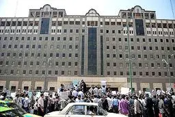 تعدادی  از متقاضیان مسکن مهر پرند مقابل بهارستان تجمع کردند