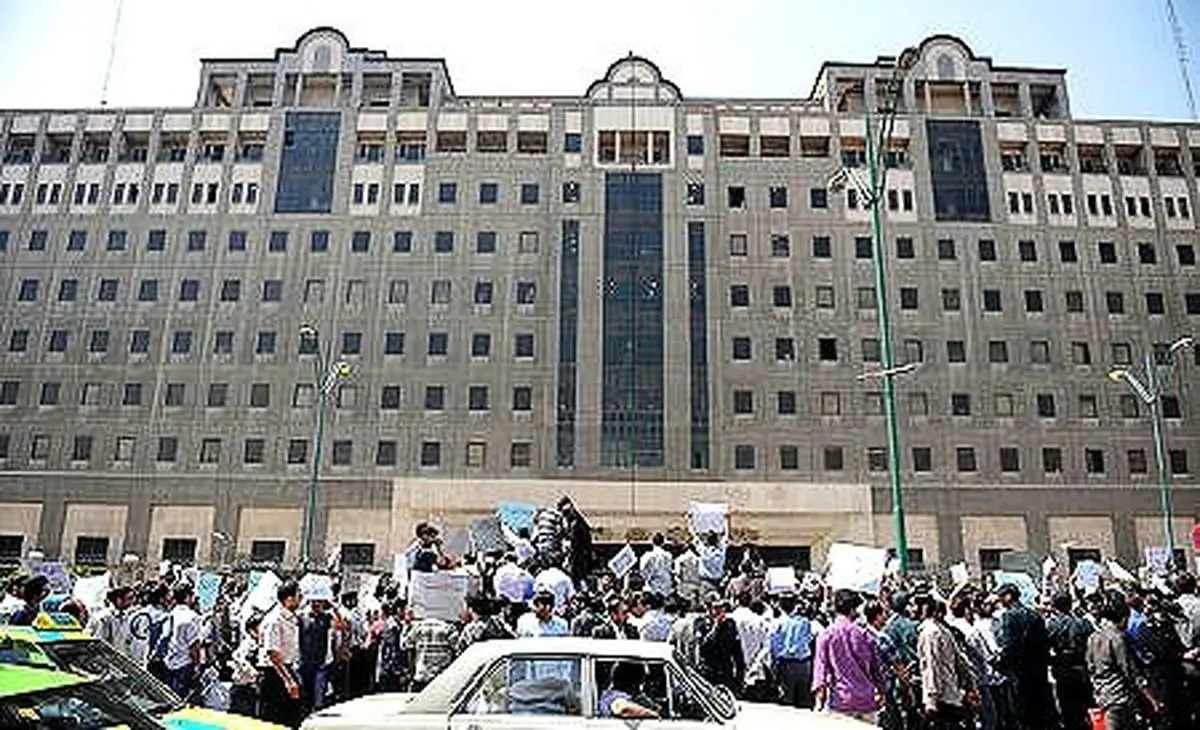 تعدادی  از متقاضیان مسکن مهر پرند مقابل بهارستان تجمع کردند