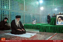 رهبر انقلاب در مرقد مطهر امام راحل و گلزار شهدای بهشت زهرا حضور یافتند