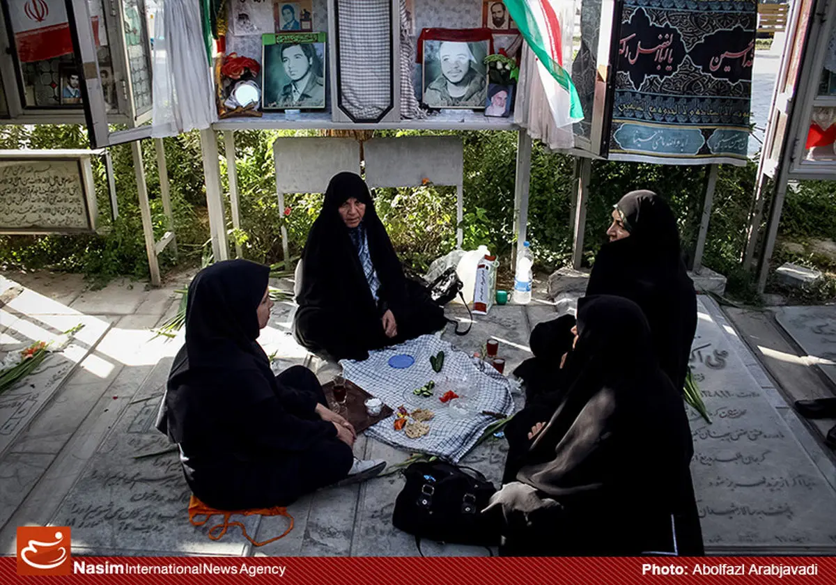 مراسم "مهمانی لاله‌ها" در گلزارهای شهدای سراسر کشور برگزار شد