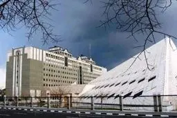 جمعی از پذیرفته شدگان آزمون استخدامی شرکت پالایش مقابل مجلس تجمع کردند