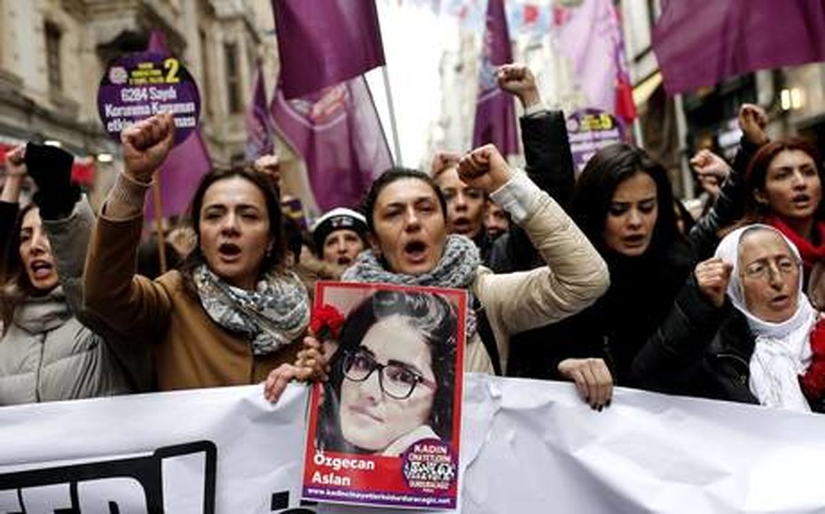 هزاران نفر از مردم ترکیه در اعتراض به کشته شدن یک دختر ۲۰ ساله تظاهرات کردند